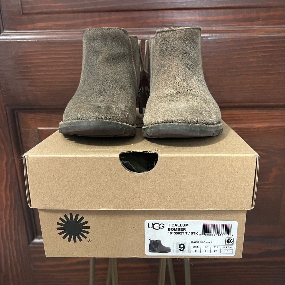 Size 9 girls ugg boots t callum bomber